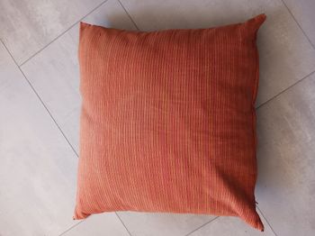 coussin couleur brique 50 x 50 cm (taches minimes)