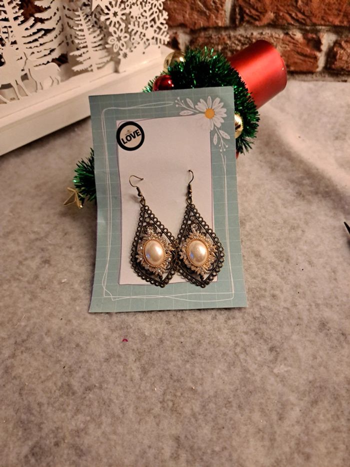 Boucles d'oreilles pendante avec cabochon nacré et strass - photo numéro 7