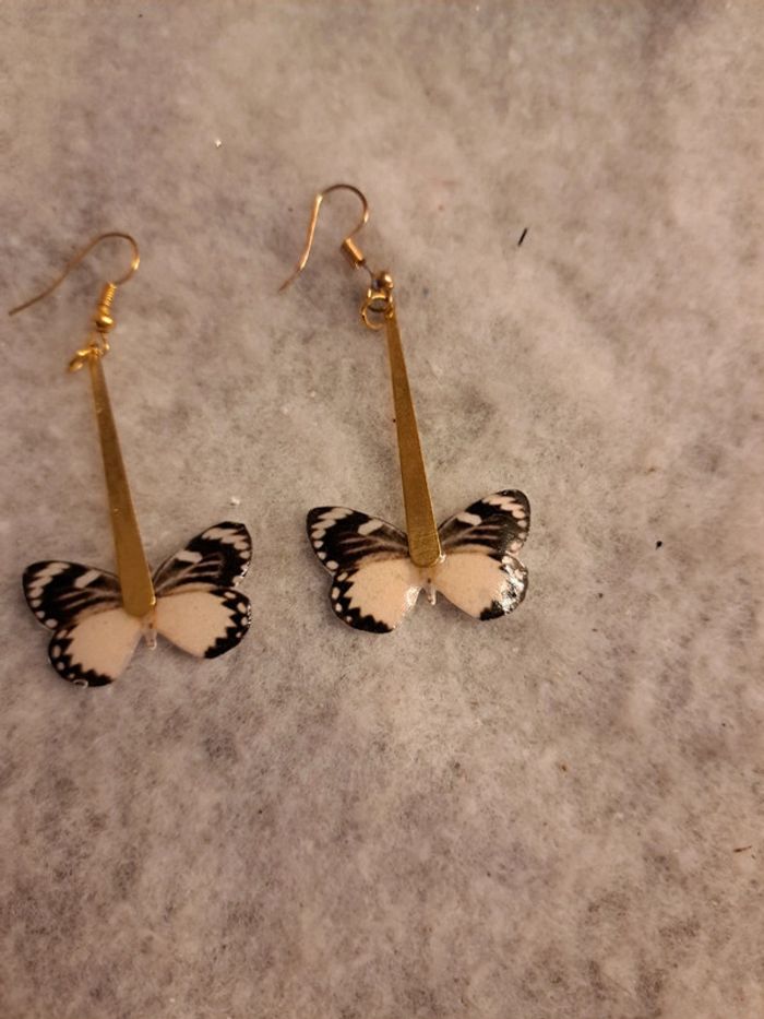 Boucles d'oreilles pendante en résine papillons - photo numéro 5