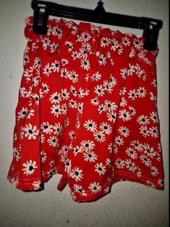 Short fillette rouge a fleur en excellente état Taille 8 ans