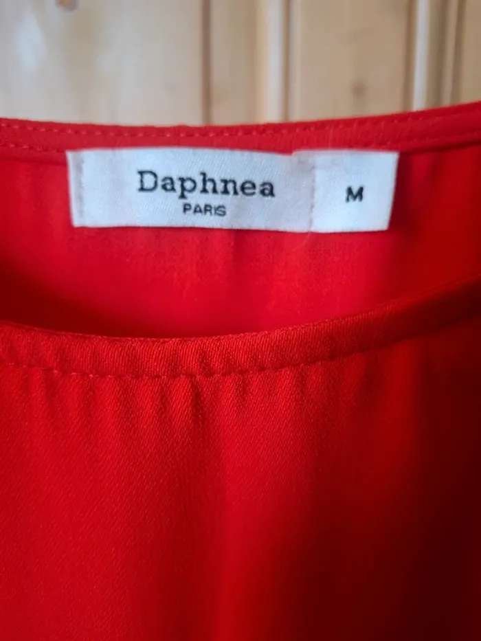 Robe rouge avec effet drapé sur le devant - photo numéro 3