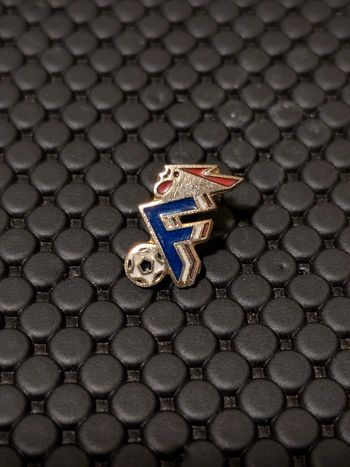 Pin's fédération française football signé Arthus Bertrand