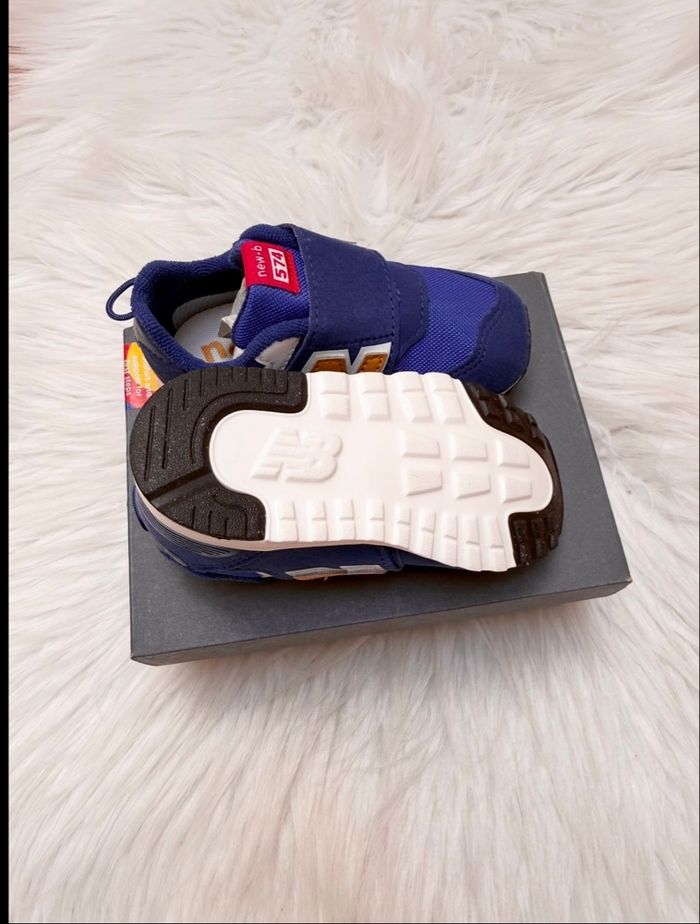 Baskets New Balance bébé – Taille 22,5 – bleu/moutarde – Neuf avec étiquette - photo numéro 2