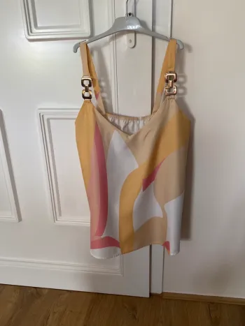 Top imprimé graphique aux tons doux – Taille M – Détails dorés chic