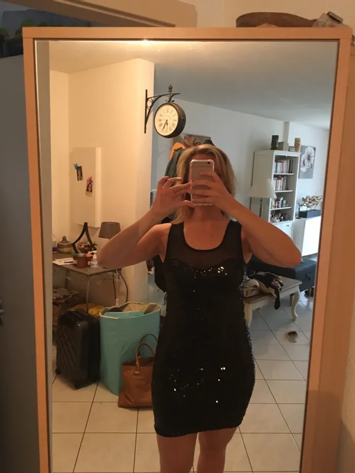 Robe noire paillettes rondes - photo numéro 4
