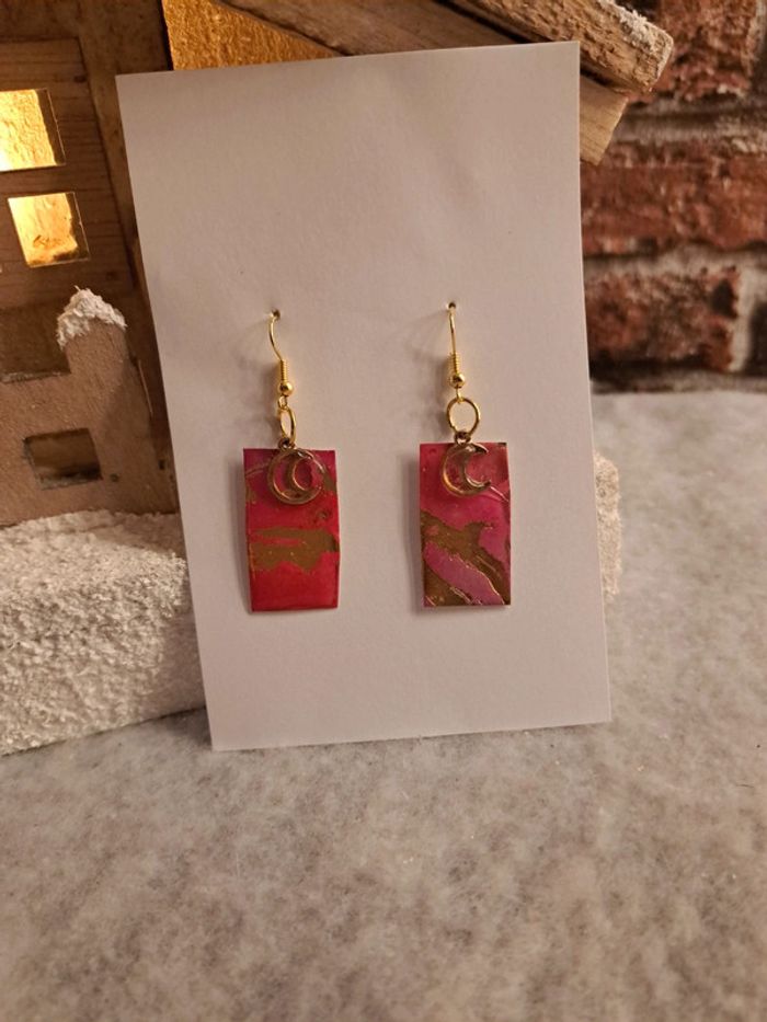 Boucles d'oreilles pendante en résine rose et doré - photo numéro 2