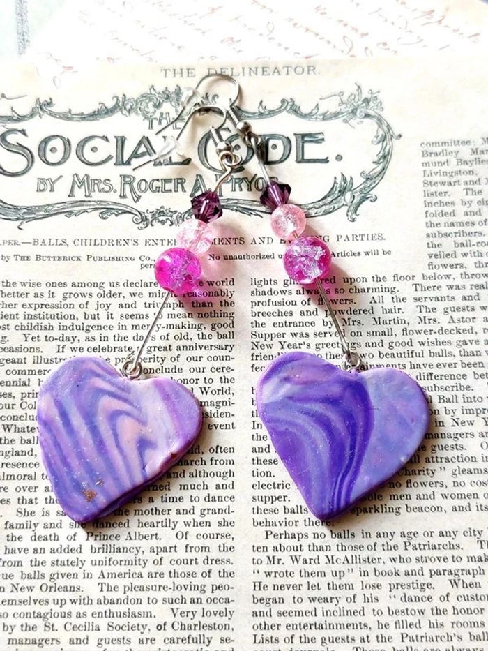 Magnifique paire de boucles d'oreilles pendantes cœur violet - photo numéro 7