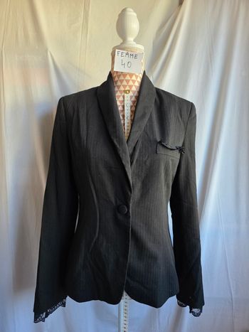 Veste noire a rayures noir façon satin,fausse pochette avec dentelle, bas de manche en dentelle, en excellent état, en viscose&polyester, largeur d'épaule 38cm, largeur sous bras 48cm, longueur 59cm, marque Adèle Joris =8€