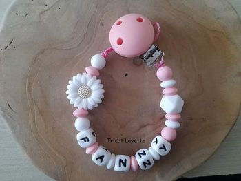 Attache tétine fleur