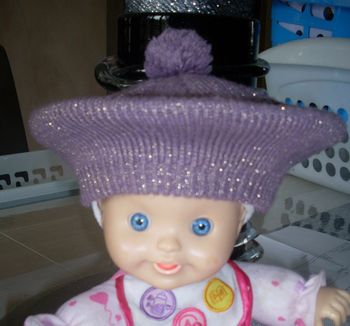 bonnet type béret kitchoun violet irisé 43 en très bon état