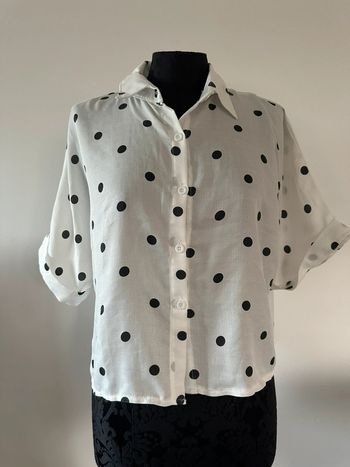Chemise à pois noire et blanche