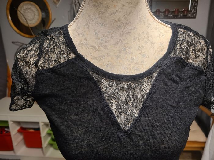 Haut noir dentelles. Pimkie. Longueur 50 cm. taille M - photo numéro 2