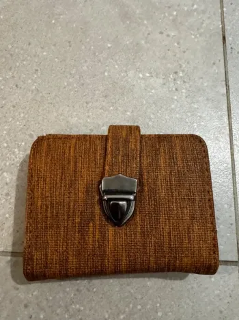 Portefeuille marron en très bon état, 14,5x11cm