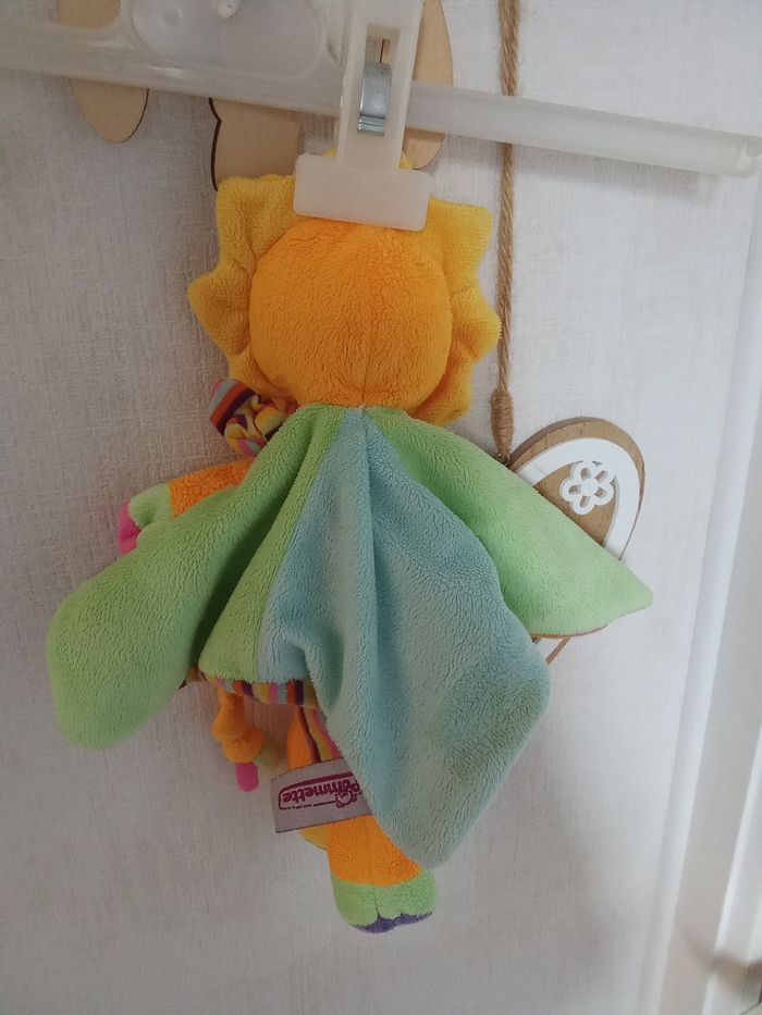 Doudou lion Orange, jaune, blanc, bleu, vert, rayures marque pommette - photo numéro 3