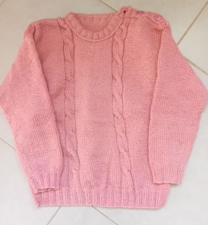 Pull laine tricoté mains