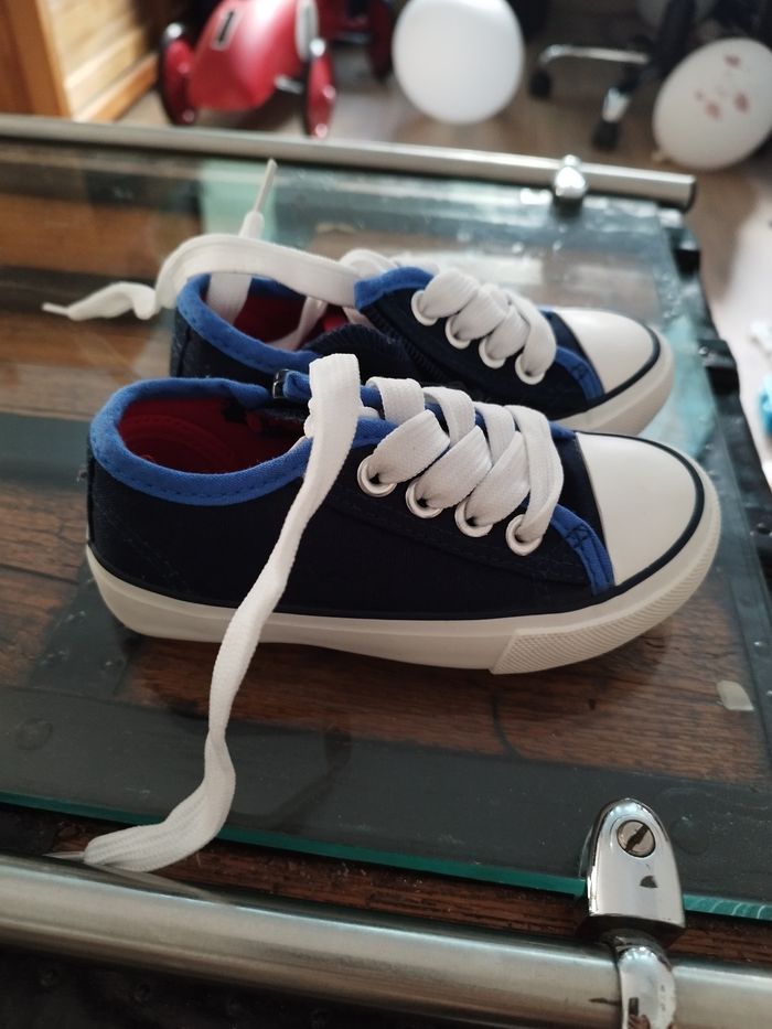 Chaussures neuves enfant