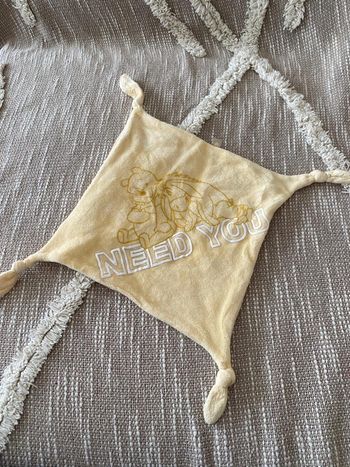 Peluche doudou plat 21cm disney winnie bourriquet jaune need you très bon état