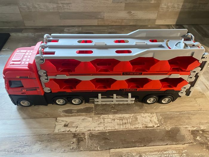 Camion friction. A plateau avec véhicules