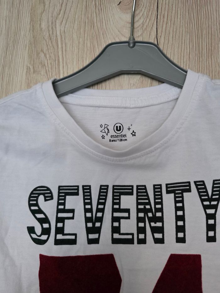 TEE-SHIRT GARÇON 👦 BLANC MOTIFS DESSUS TAILLE 8ANS MARQUE U ESSENTIEL - photo numéro 3