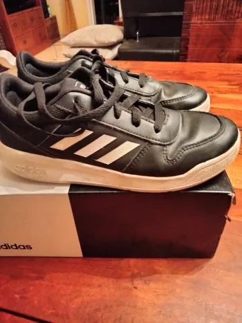 Baskets bicolore unie noire bandes blanches en 36 adidas