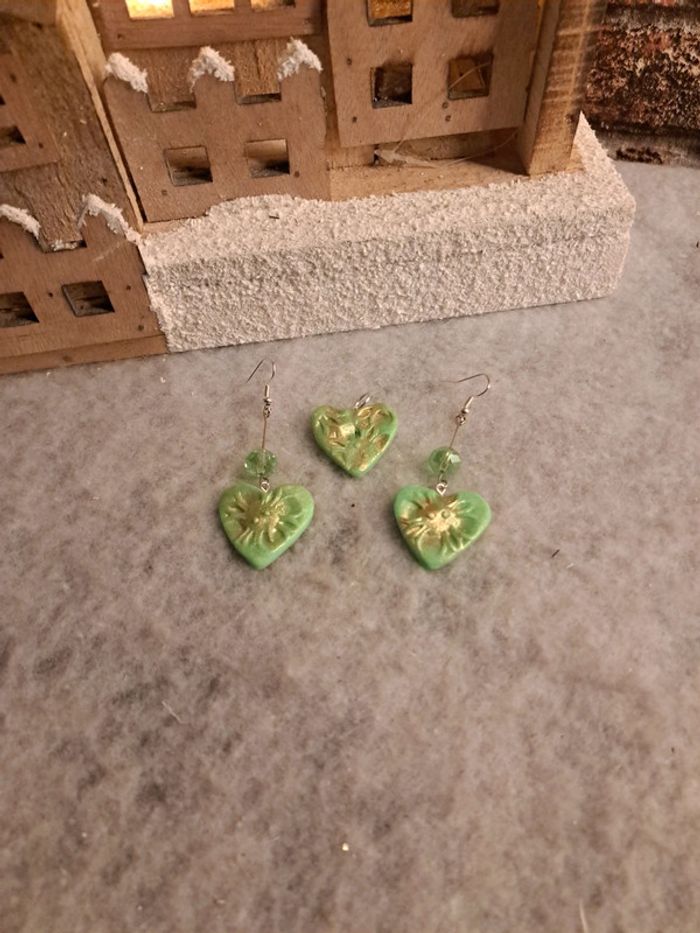 Boucles d'oreilles pendante cœur avec pendentif assortie