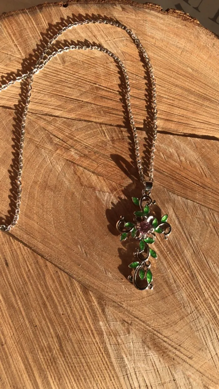 Collier croix fleuris - photo numéro 2