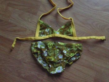 Maillot de bain 2 pièces DARINA style crépon kaki jaune blanc 4 ans NEUF