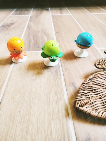 🐙Lot de 3 hochets les animaux marins à ventouse en bois et plastique marque Hape