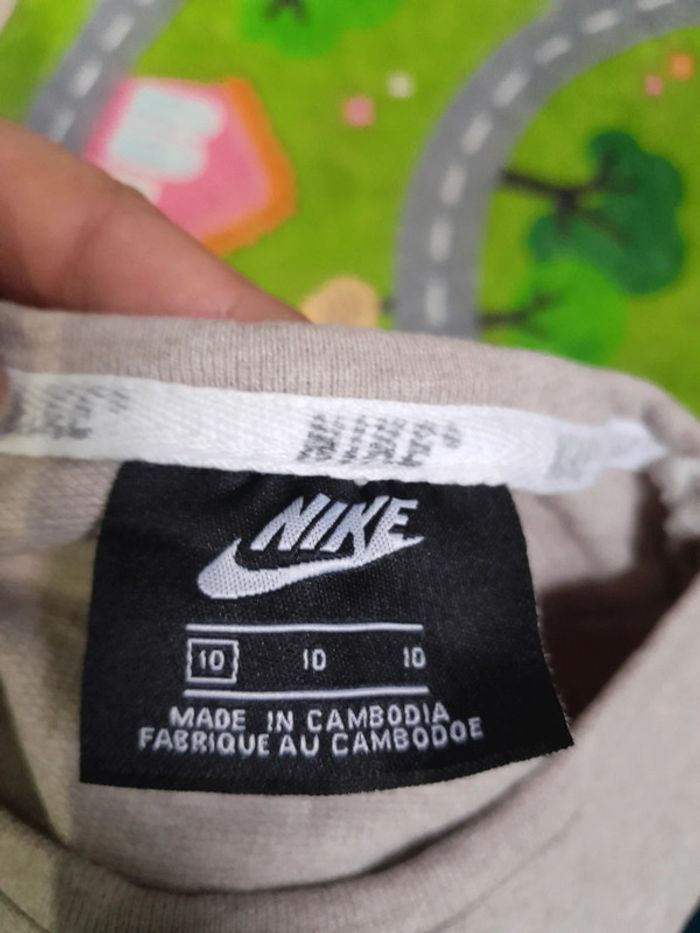 Haut nike 👧 10ans - photo numéro 5