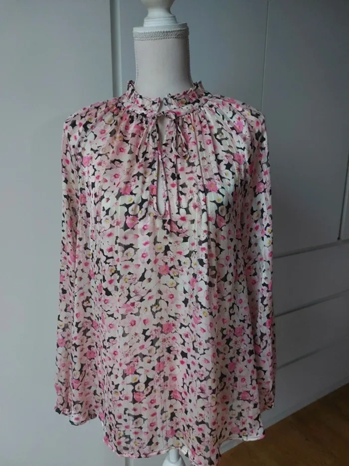 Blouse en voile légèrement satinée