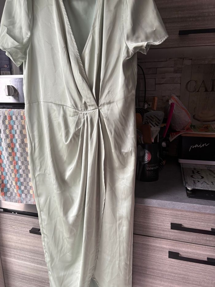 Robe mi longue satinée vert émeraude