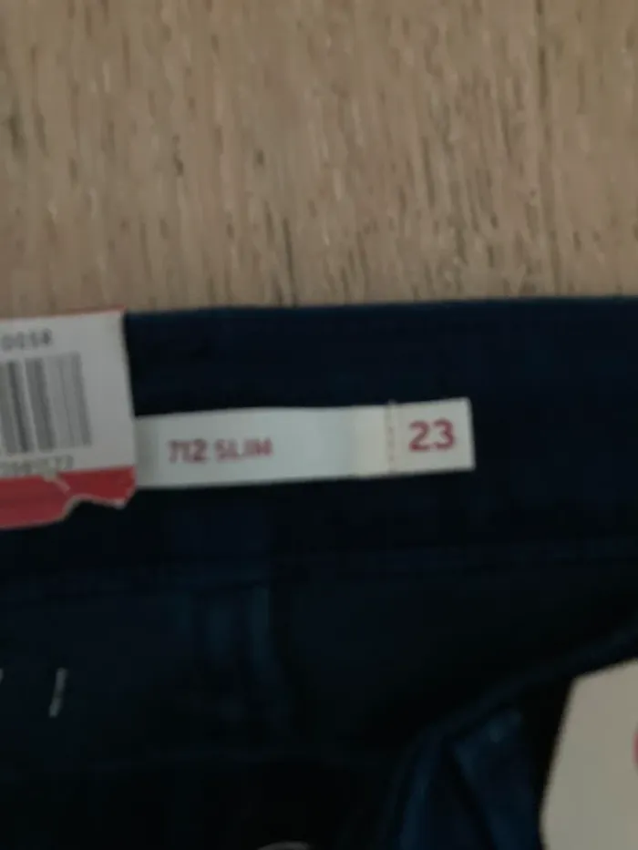 Levi’s 712 23x30 slim taille mi haute coupe ajustée au niveau des hanches cuisses bleu marine - photo numéro 5