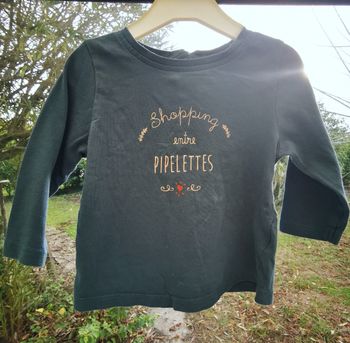 T-shirt manches longues bleu foncé boutonné a l'arrière
Inscription "shopping entre pipelettes"