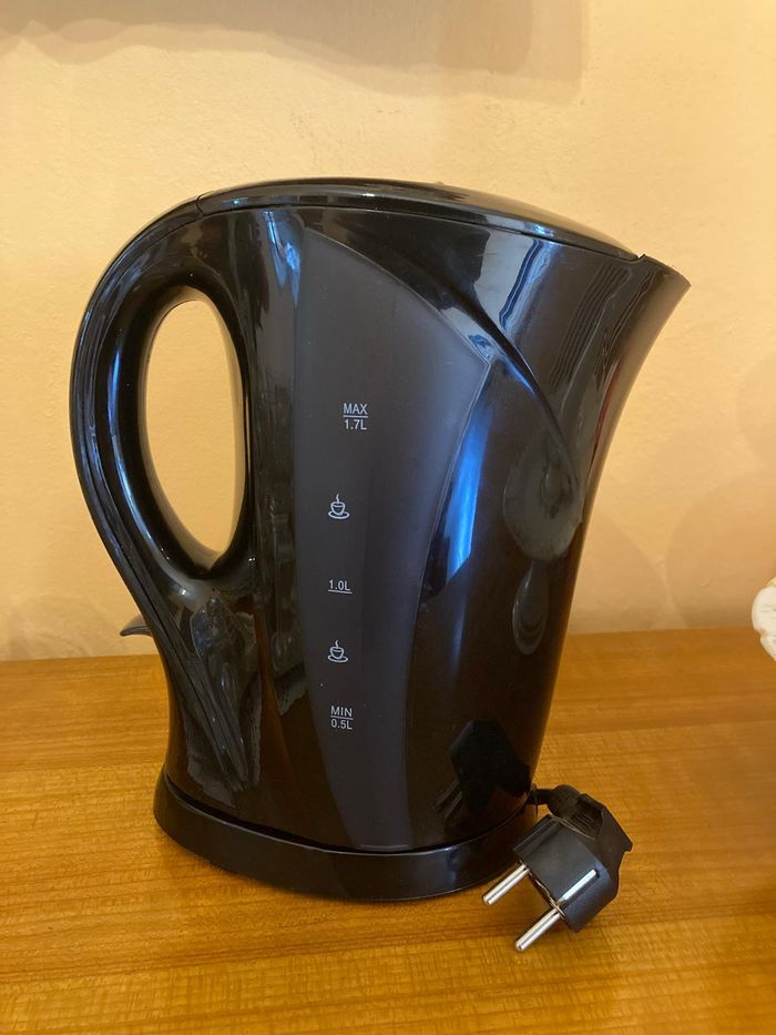 Bouilloire électrique Home Essentials 1,7L noire très bon état