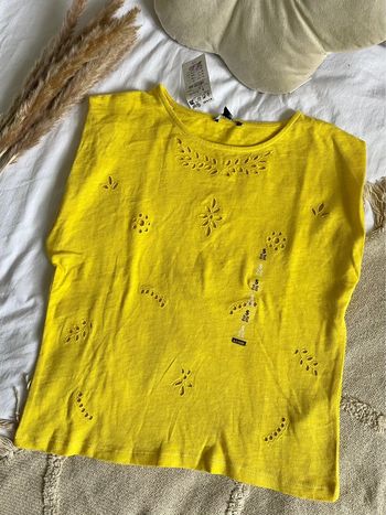 Top jaune brodé