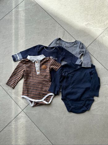 Lot de 4 bodies - 6 mois