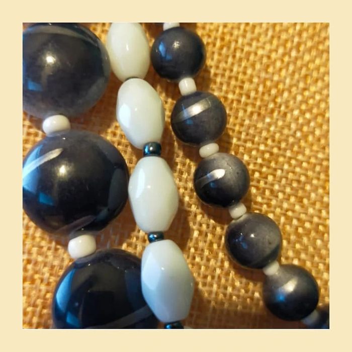 Collier 3 rangs perles gris et blanc – style élégant & rétro - photo numéro 5