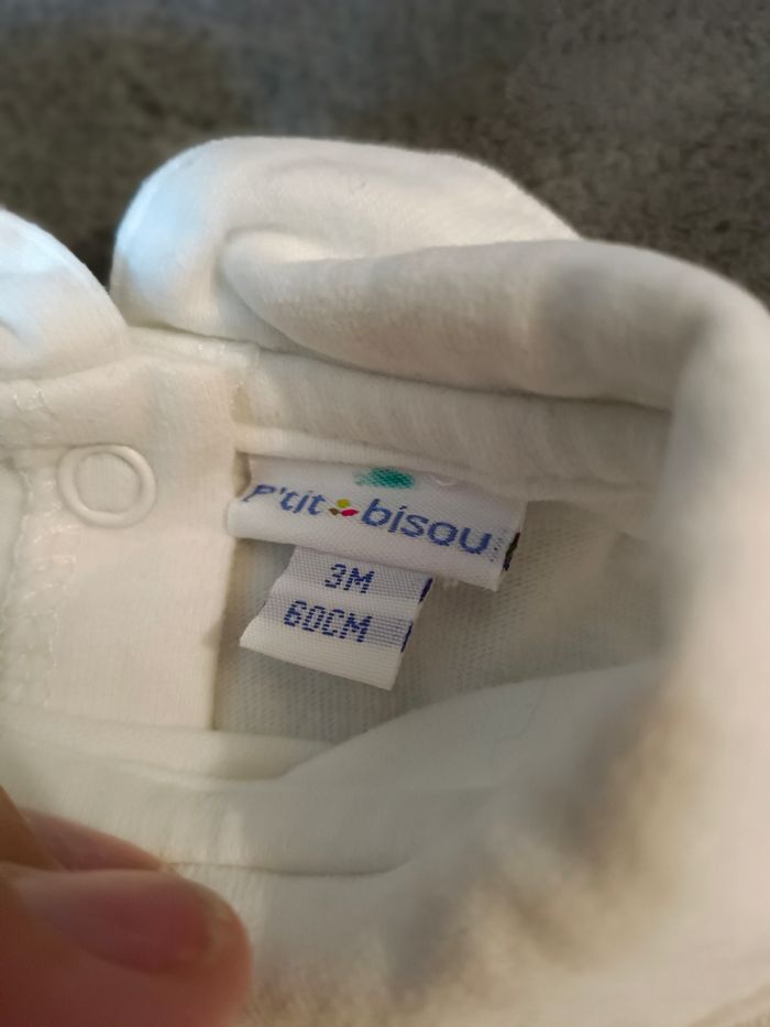 Tee-shirt manches longues blanc avec un petit col - photo numéro 3