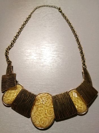 Collier art déco doré et jaune scintillant neuf