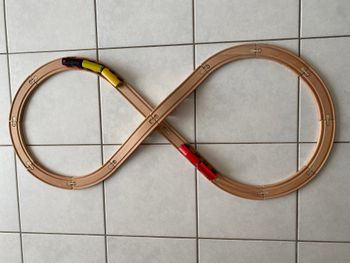 Circuit train en bois + véhicules en bois très bon état
