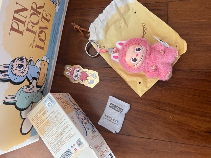 Labubu pin for love cœur secret - photo numéro 4