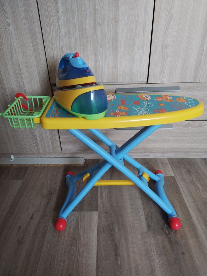 Table à repasser et son fer à repasser - photo numéro 3