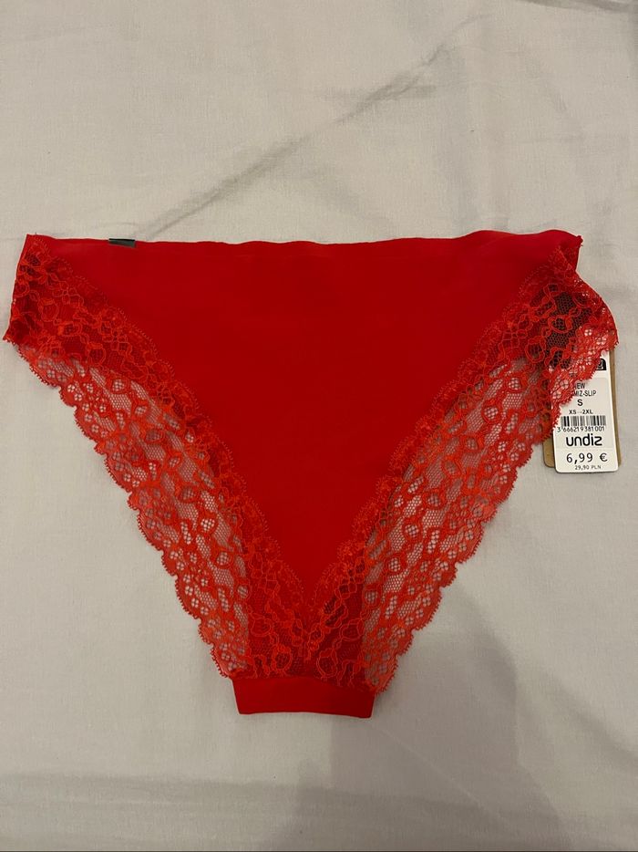 Culotte / slip rouge en microfibre avec dentelle - photo numéro 2