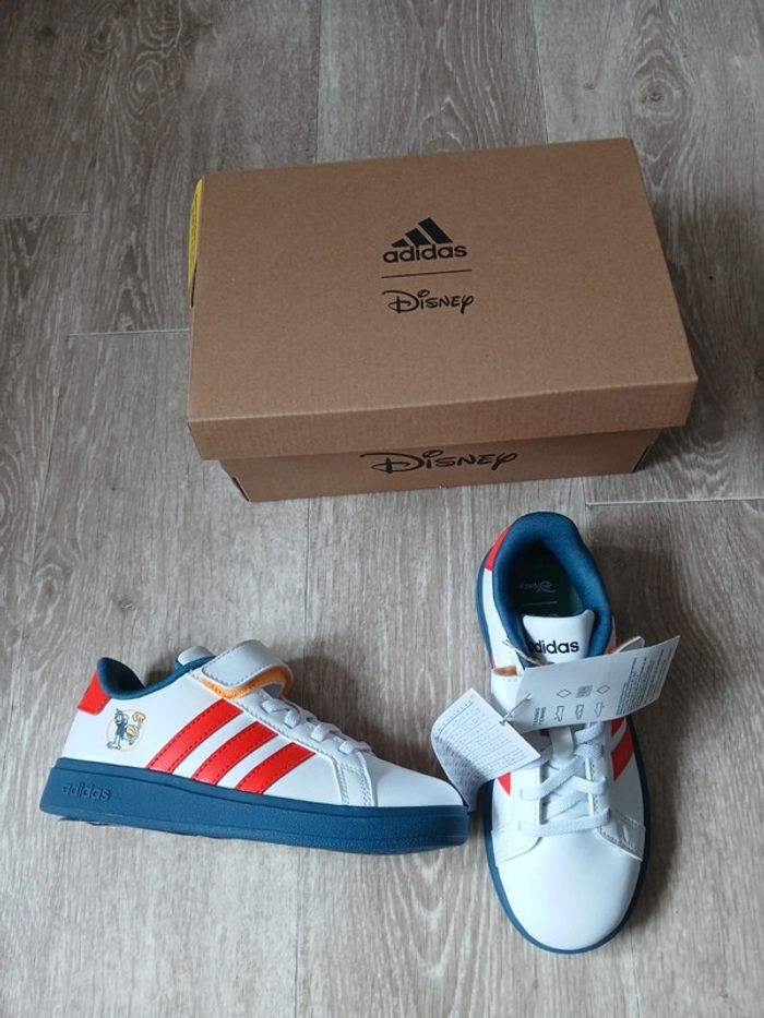 Baskets neuves adidas Mickey taille 30 - photo numéro 2