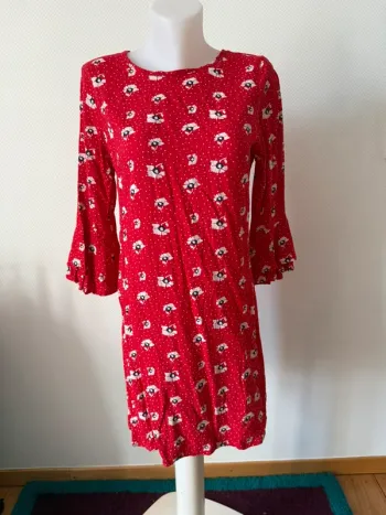 Robe rouge neuve taille 38 la ligne à suivre