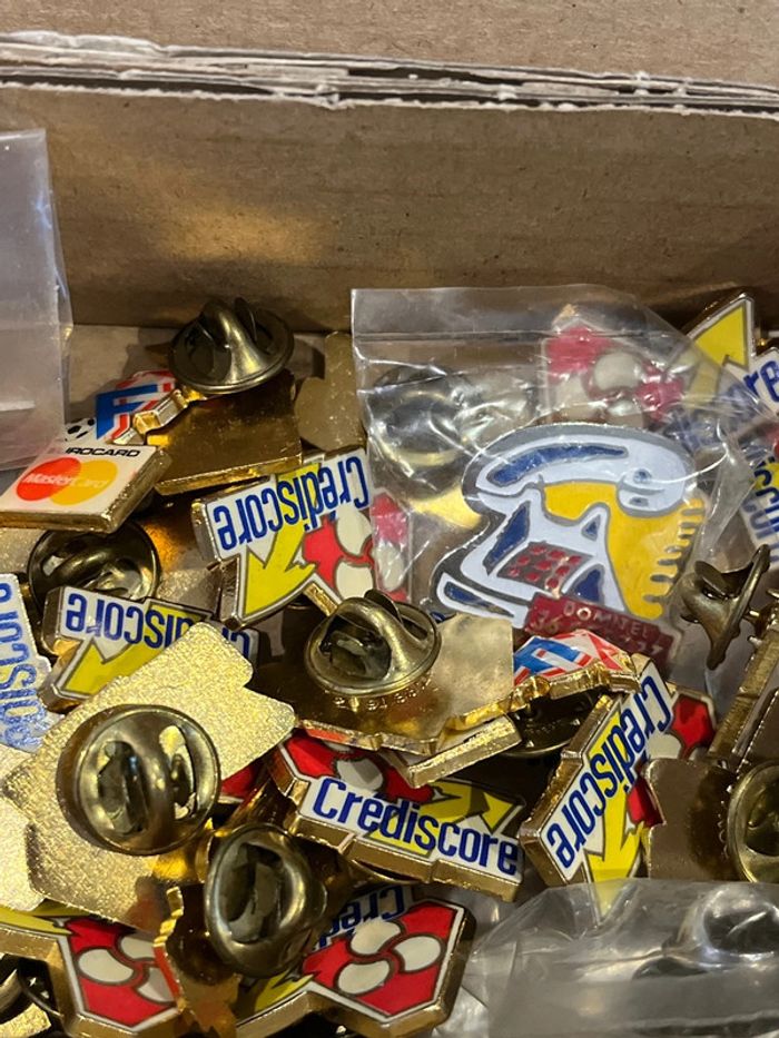 Énorme lot de pins pour collectionneur en parfait état - photo numéro 2