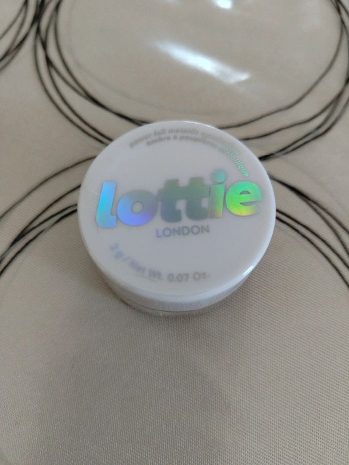 Ombre à paupières métallique Lottie complètement neuf