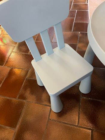 Table ronde et 2 chaises 