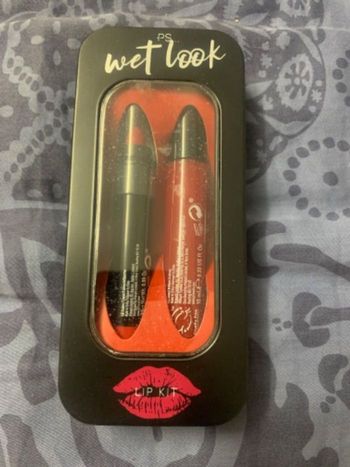 Rouge à lèvre et gloss rouge