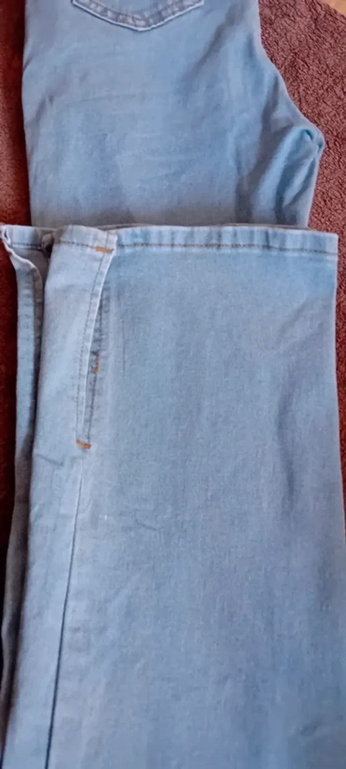 Très joli jean bleu clair shein taille 38 bas je jambes évasée et ouvert - photo numéro 6